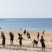 le football sur la plage